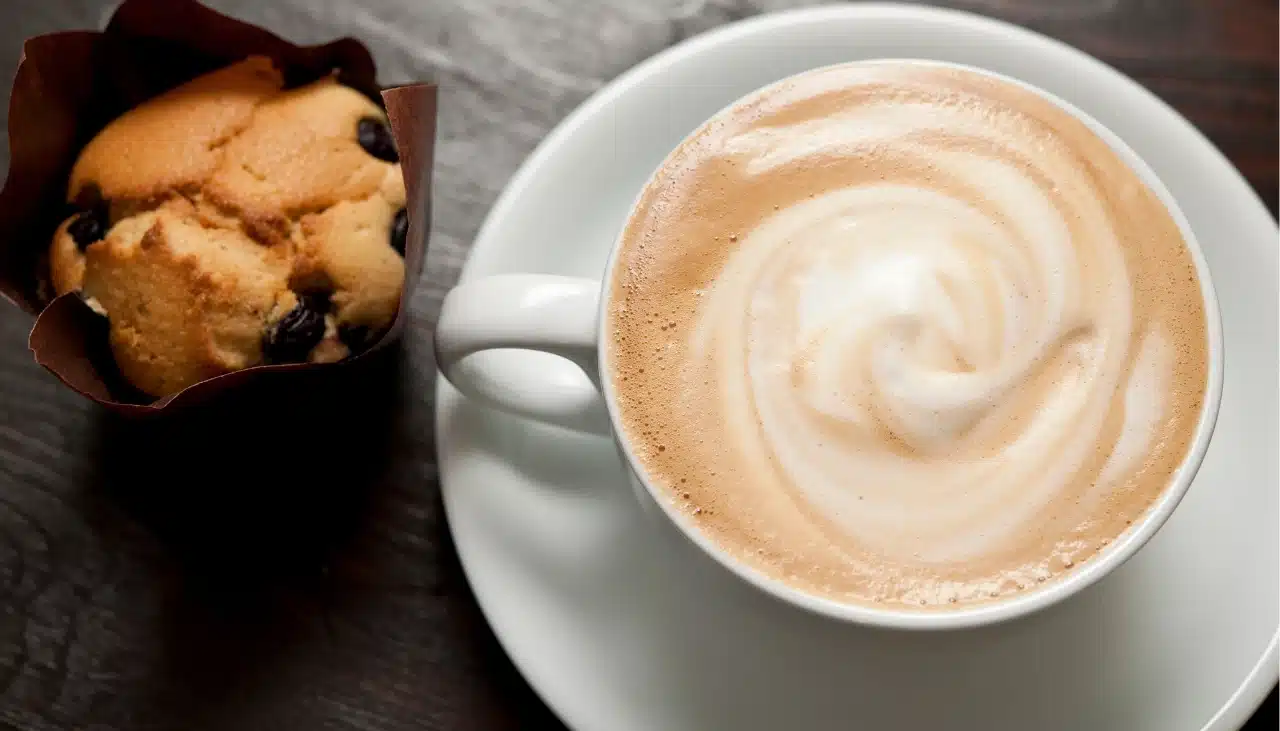 Cappuccino Caseiro Cremoso servido na Xícara. 