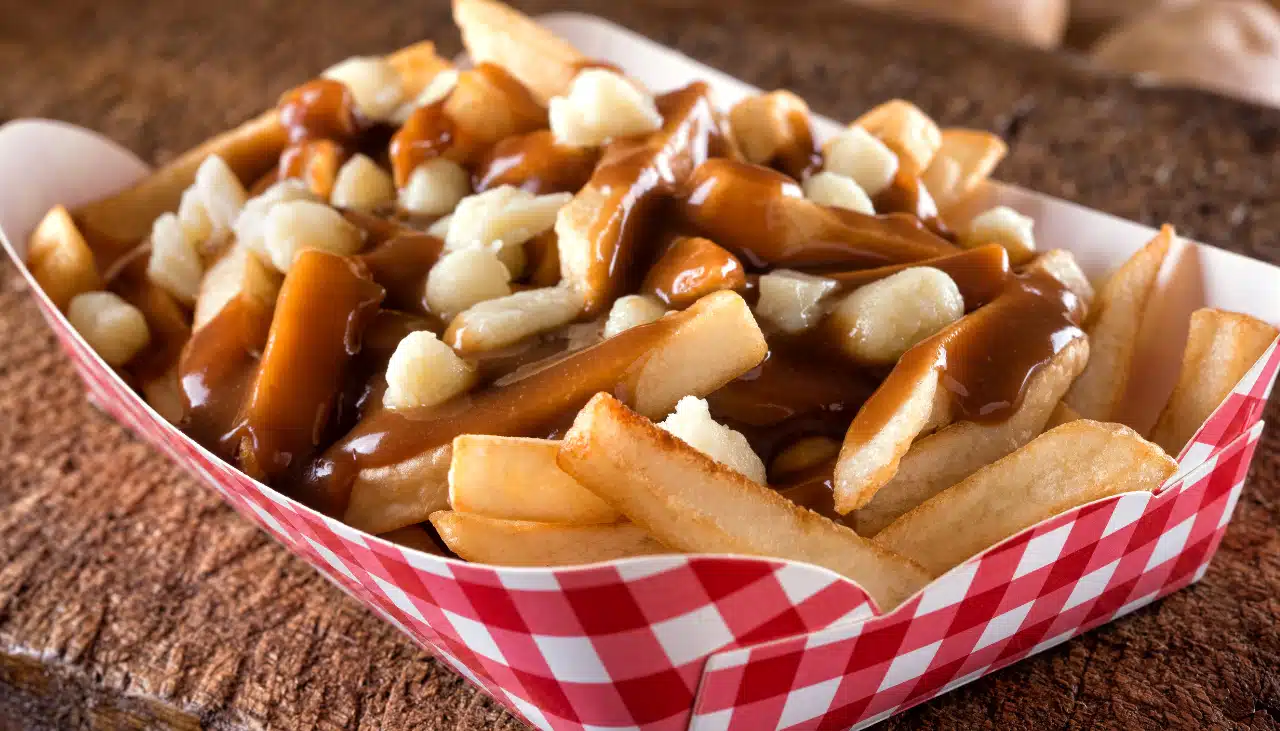 Os 8 Principais Tipos de Comida de Rua ao Redor do Mundo - Receitas Agora - Poutine do Canadá.