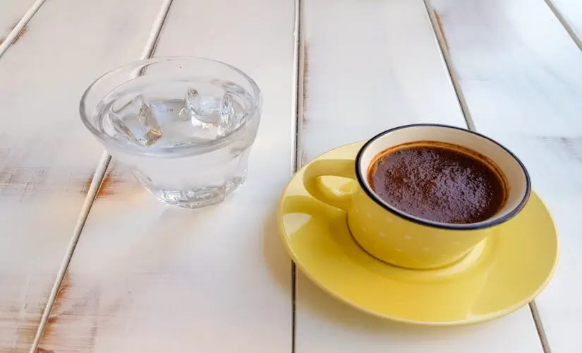 Revelado! Por Que Servem Água com Café? A Tradição que Vai Além da Cortesia!