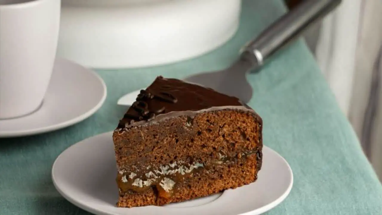 Como Fazer Bolo de Chocolate de Liquidificador Molhadinho em 10 Minutos