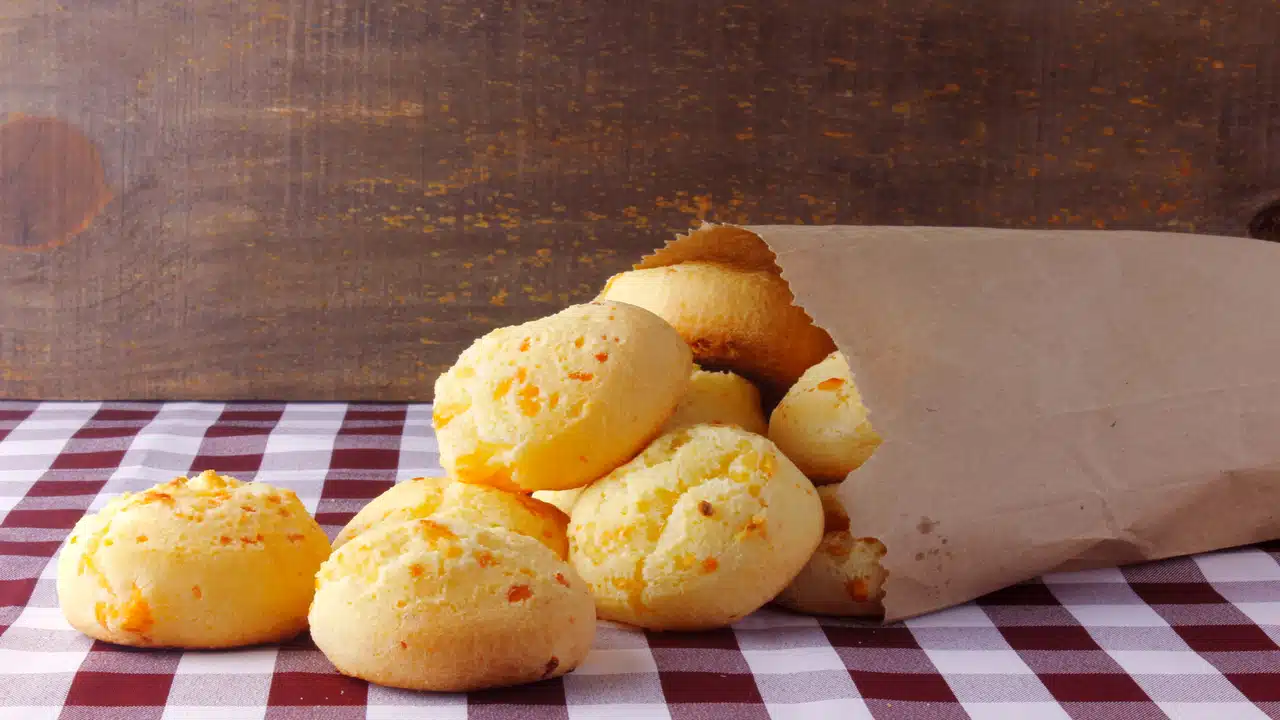 Como Fazer Pão de Queijo Fofinho e Fácil em Casa