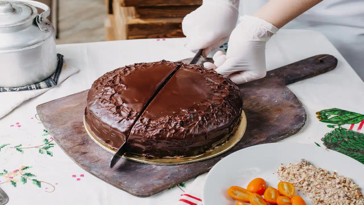 Como Fazer o Melhor Bolo de Chocolate Molhadinho em Casa