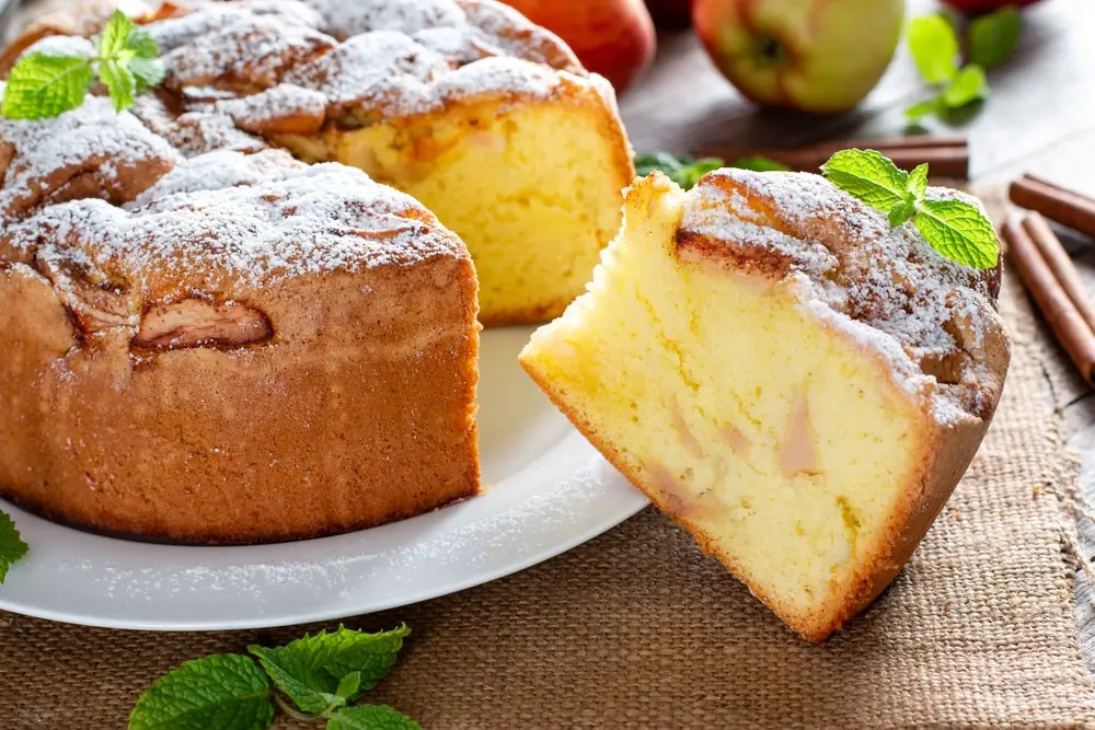 Sobremesa de Natal Pão de Ló Recheado com Maçã e Brilhante Açúcar de Confeiteiro