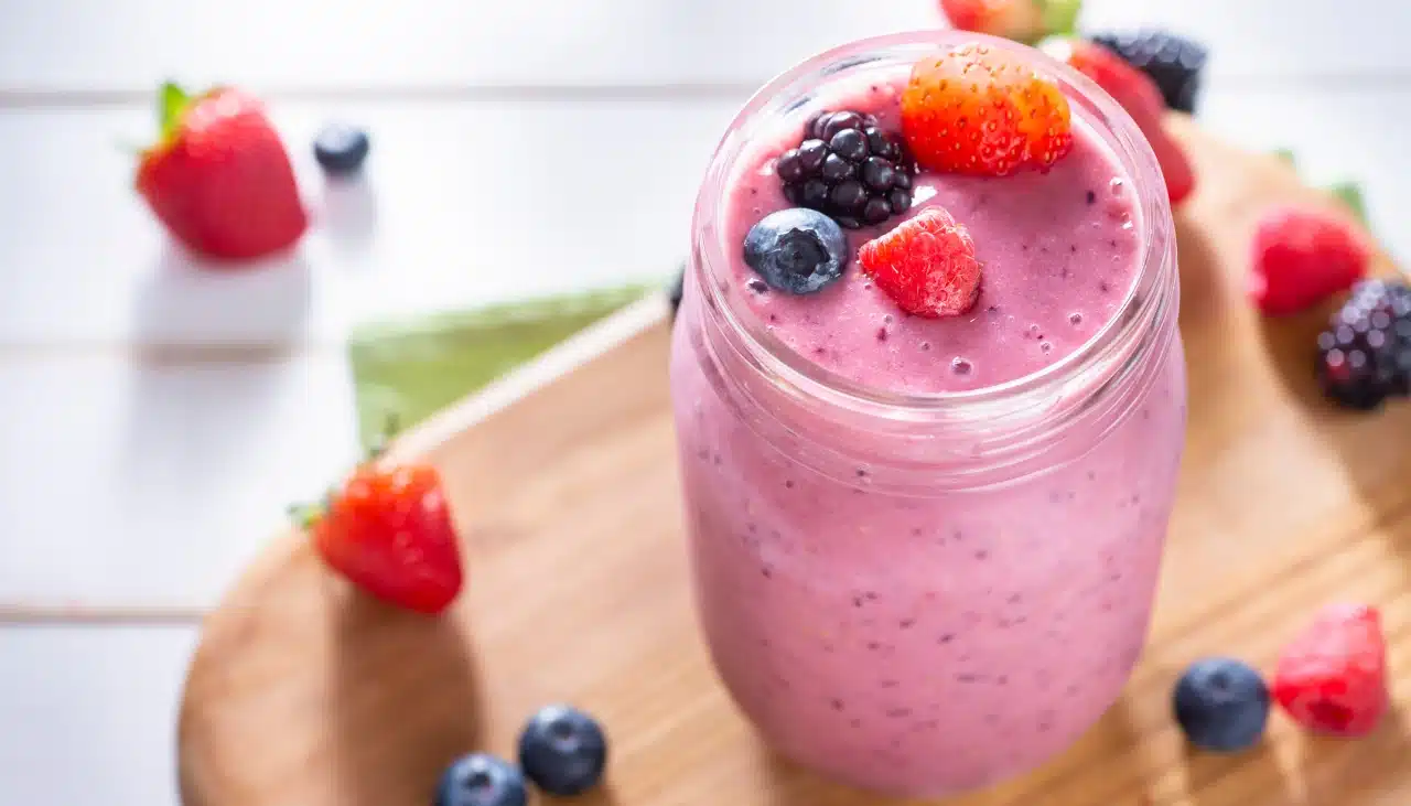 Como Fazer um Smoothie Proteico de Frutas com Iogurte Natural: Receita Deliciosa e Saudável - Receitas Agora