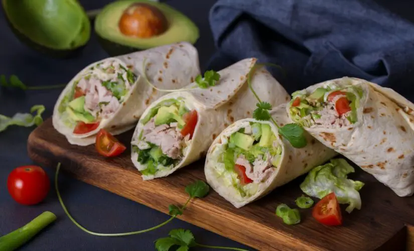 Lanche Rápido Wrap Frango com Abacate Fresco e Saudável