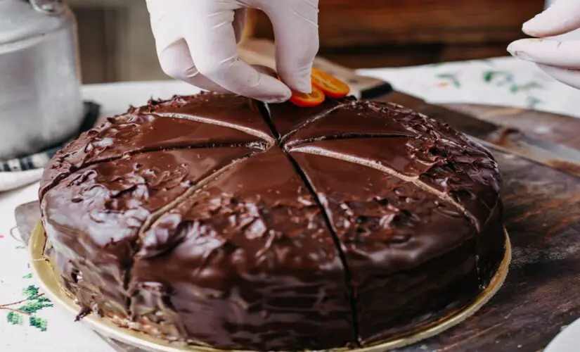 Receita de Bolo de Chocolate Molhadinho com Recheio Cremoso