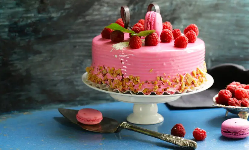 Bolo de Aniversário Feminino Moderno