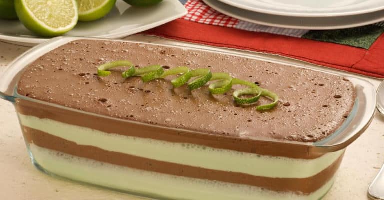 A Mousse de chocolate e limão em camadas linda e gostosa