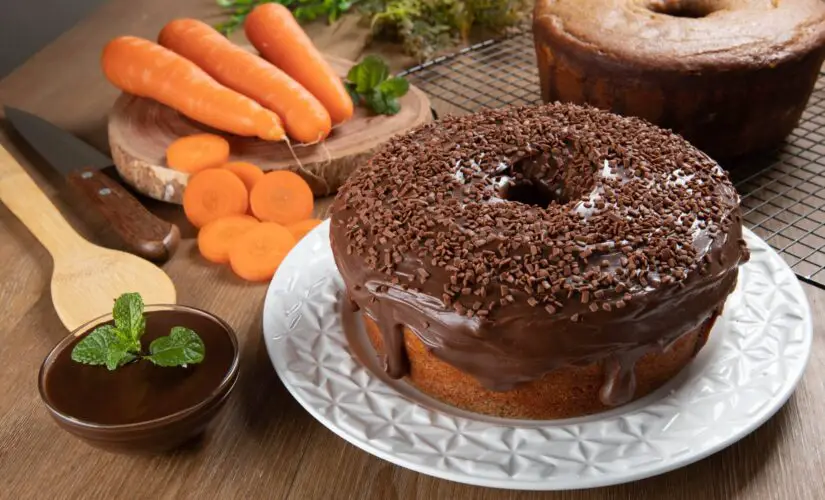 Olha esse Bolo de Cenoura com Calda de Chocolate