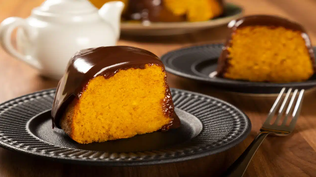 Bolo de Cenoura com Cobertura de Brigadeiro Simples Delicioso e Pronto em Minutos