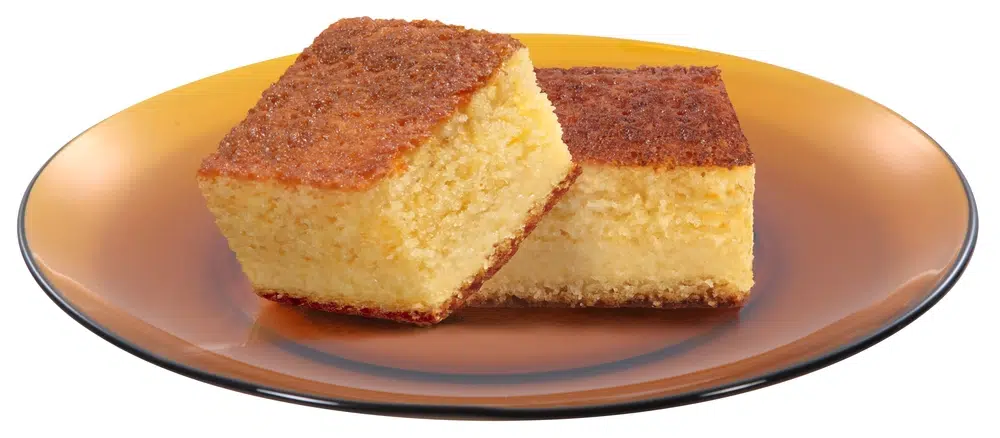 Bolo de fubá fofinho com creme de leite fica perfeito, faça isso