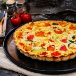 Torta de Legumes com Tomate Cereja, Pimentão Grelhado, Abobrinhas e Ovos Cremosos