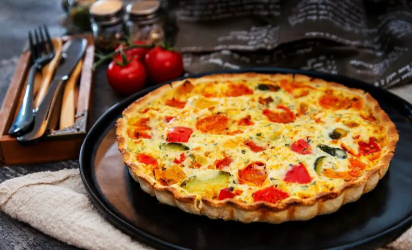 Torta de Legumes com Tomate Cereja, Pimentão Grelhado, Abobrinhas e Ovos Cremosos