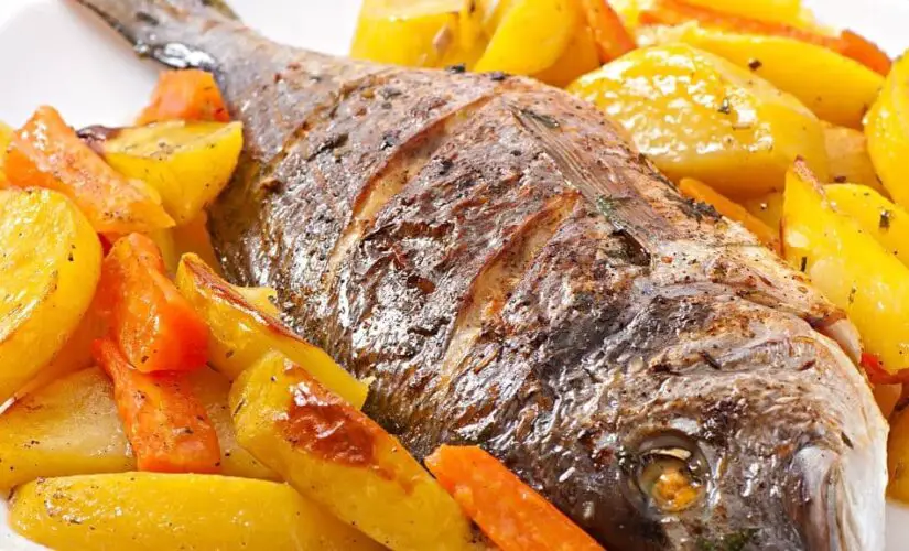 Peixe recheado no forno com batatas