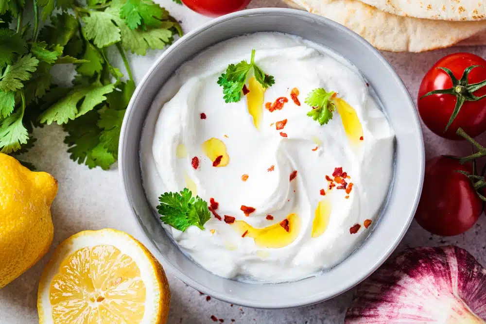 Molho de Queijo Feta com Alho, a Magia Cremosa que Transforma suas Refeições!