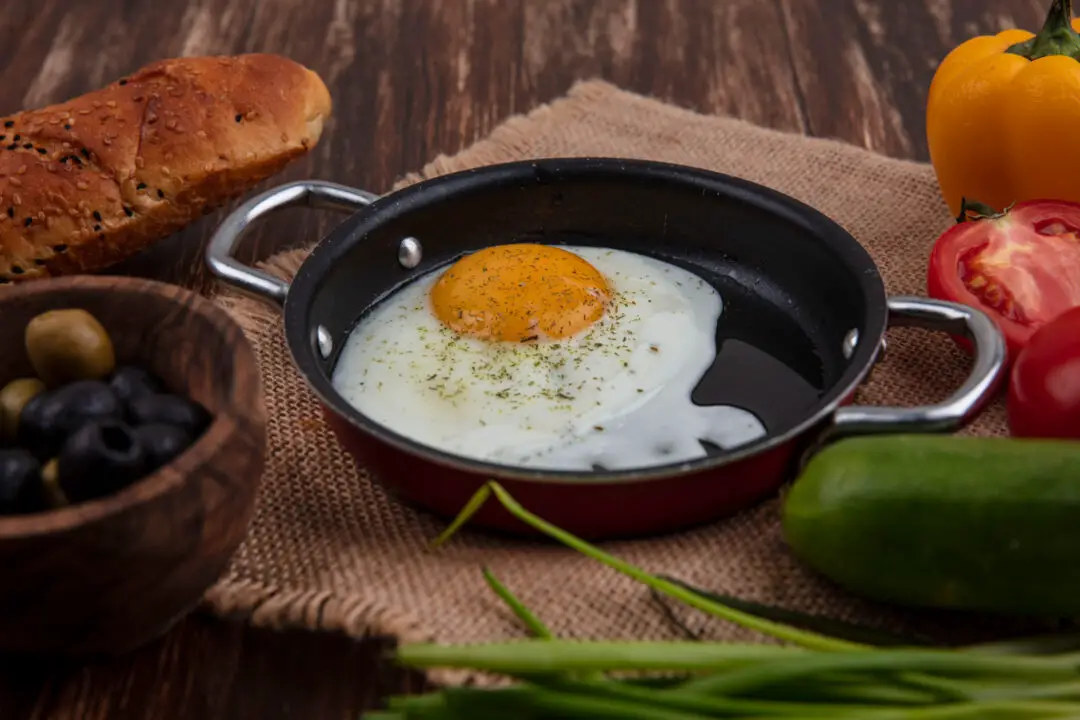 O Segredo para Fritar Ovos Perfeitos Sem Grudar na Panela
