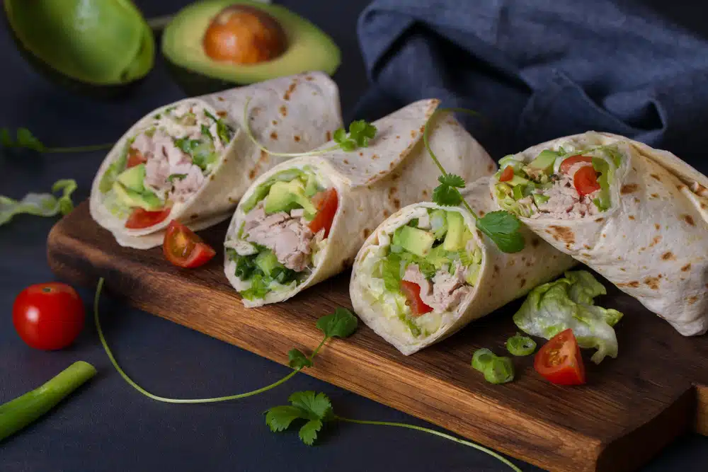 Lanche Rápido Wrap Frango com Abacate Fresco e Saudável