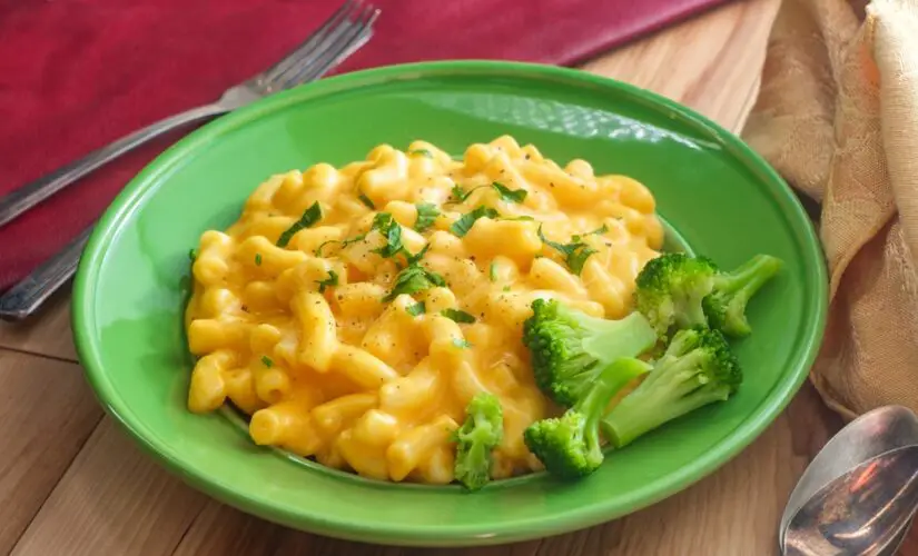 Macarrão e Queijo Cheddar com Brócolis Combinação Irresistível