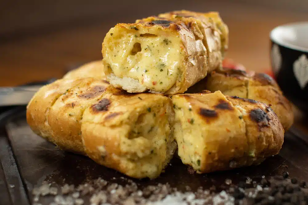 Pão Caseiro de Alho Gourmet Um Festim de Sabores e Aromas Irresistíveis