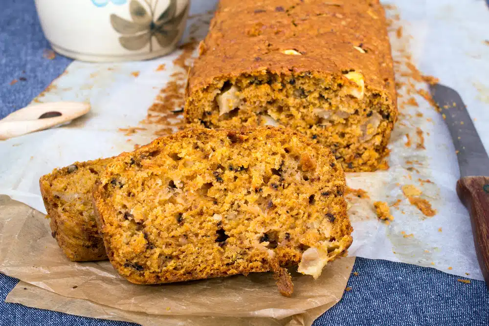 Bolo de Cenoura com Maçã e Nozes Simplesmente Memorável