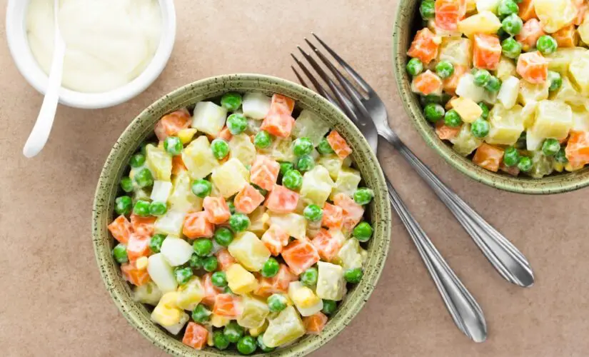 Salada Olivier Renovada Uma Frescura Vegetariana de Batata Cenoura Ervilha e Ovos