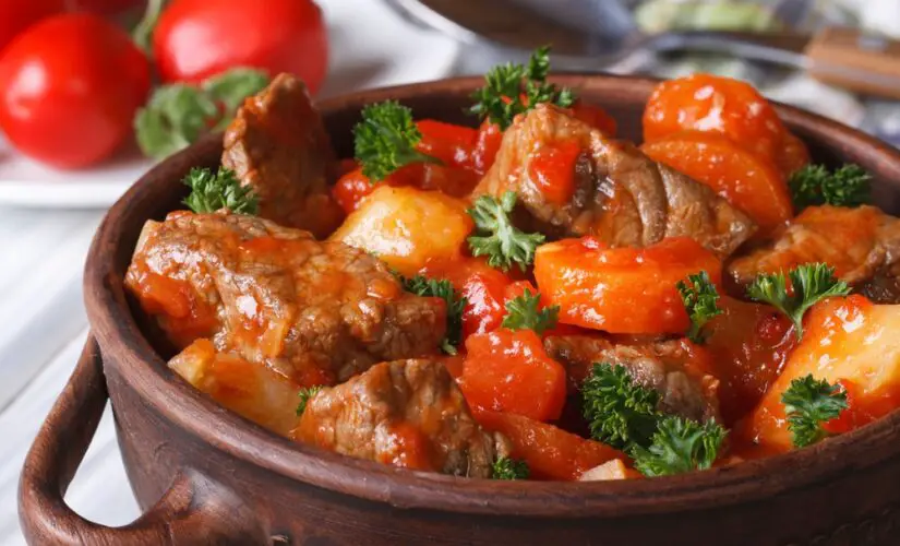 Carne de Panela Um Ensopado com Legumes e Molho de Tomate Divino