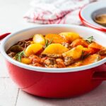 Receitas Fáceis Ensopado de Carne com Batatas e Cenouras em Molho de Tomate