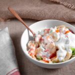 Harmonia Frutada: Salada de Frutas Envolvida em Iogurte e Finalizada com Tocantes Maçãs Picadas