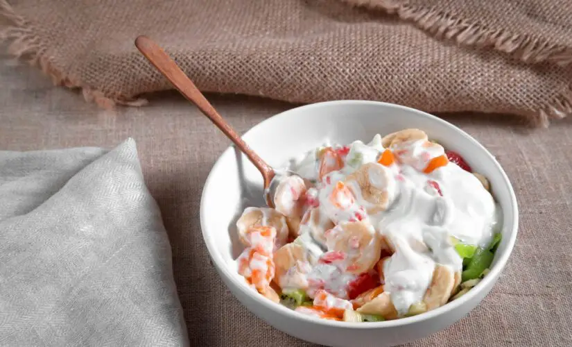 Harmonia Frutada: Salada de Frutas Envolvida em Iogurte e Finalizada com Tocantes Maçãs Picadas