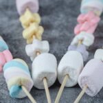 Que tal um Marshmallow no Palito para arrasar na sobremesa? Faça hoje!