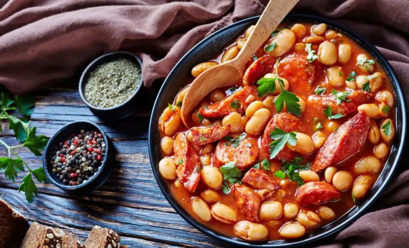 Ensopado de Feijão com Linguiças: Uma Sinfonia de Sabores e Conforto