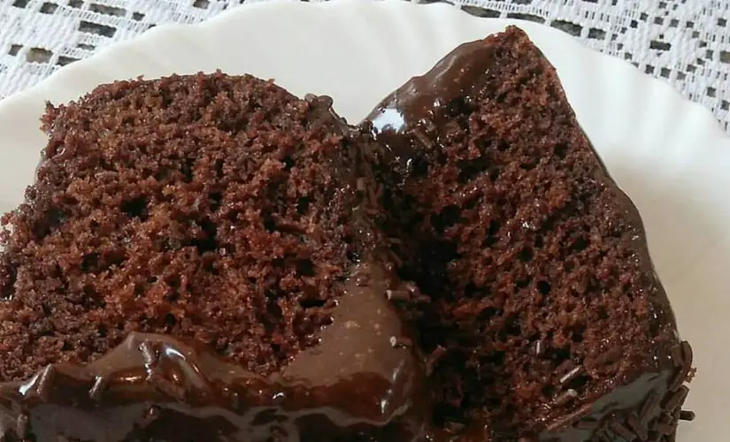 Bolo de Chocolate com Brigadeiro de Panela não precisa falar mais nada