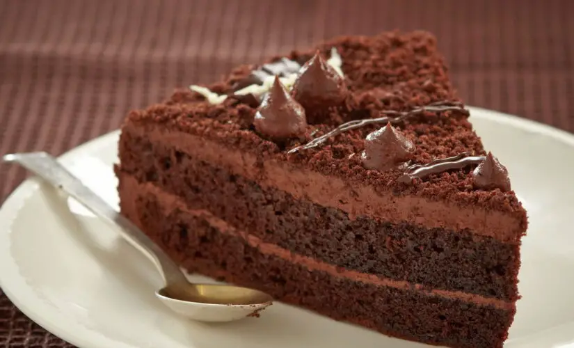 Como Fazer Bolo de Chocolate Fofinho e Molhadinho com Passo a Passo