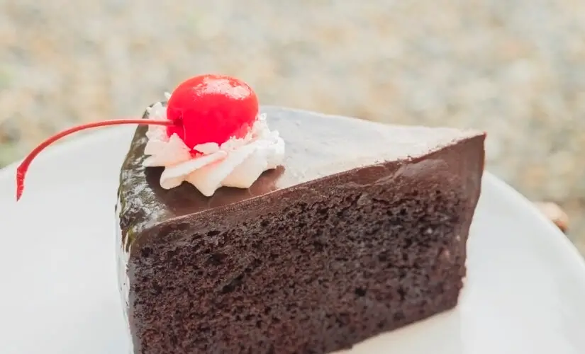 Como Fazer um Bolo de Chocolate Bem Molhadinho e Irresistível