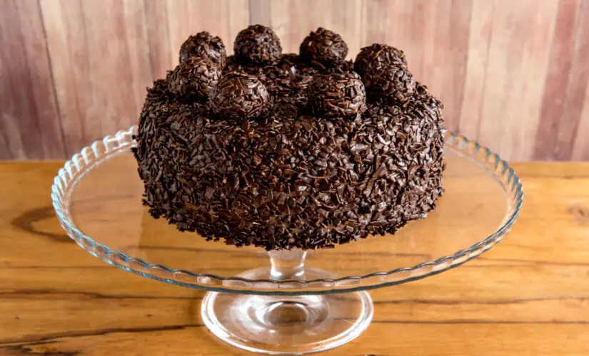 Bolo de Chocolate com Brigadeiro: Receita Fácil e Deliciosa