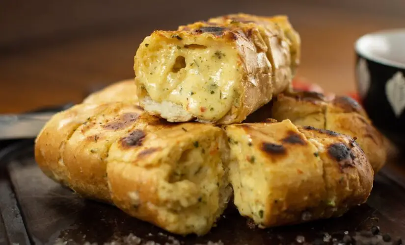 Pão Caseiro de Alho Gourmet Um Festim de Sabores e Aromas Irresistíveis