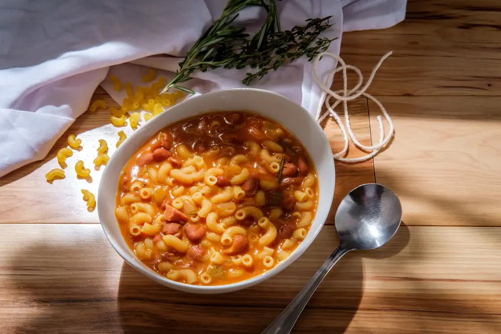 Deliciosa Sopa de Feijão com Macarrão para aquecer esses dias gelados!