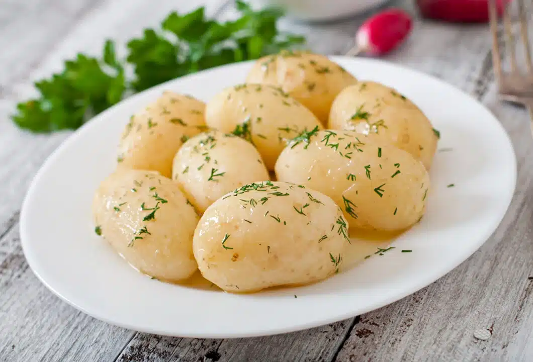 Deliciosas Batatinhas Cozidas na Manteiga com Toque de Endro