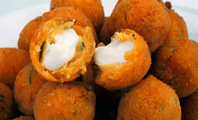 Sabores Fundidos: Bolinhos de Frango com Catupiry, uma Delícia Irresistível