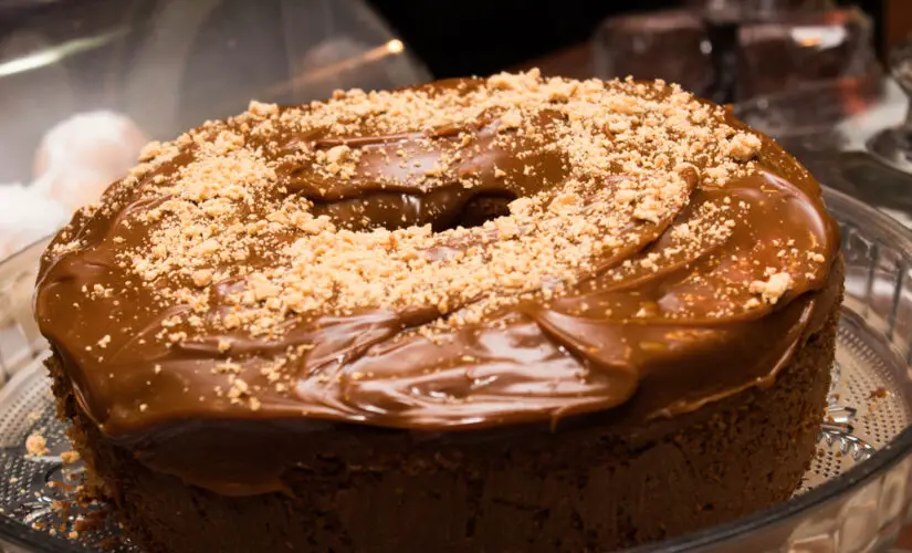 Bolo de paçoca com doce de leite muito fácil de fazer e delicioso