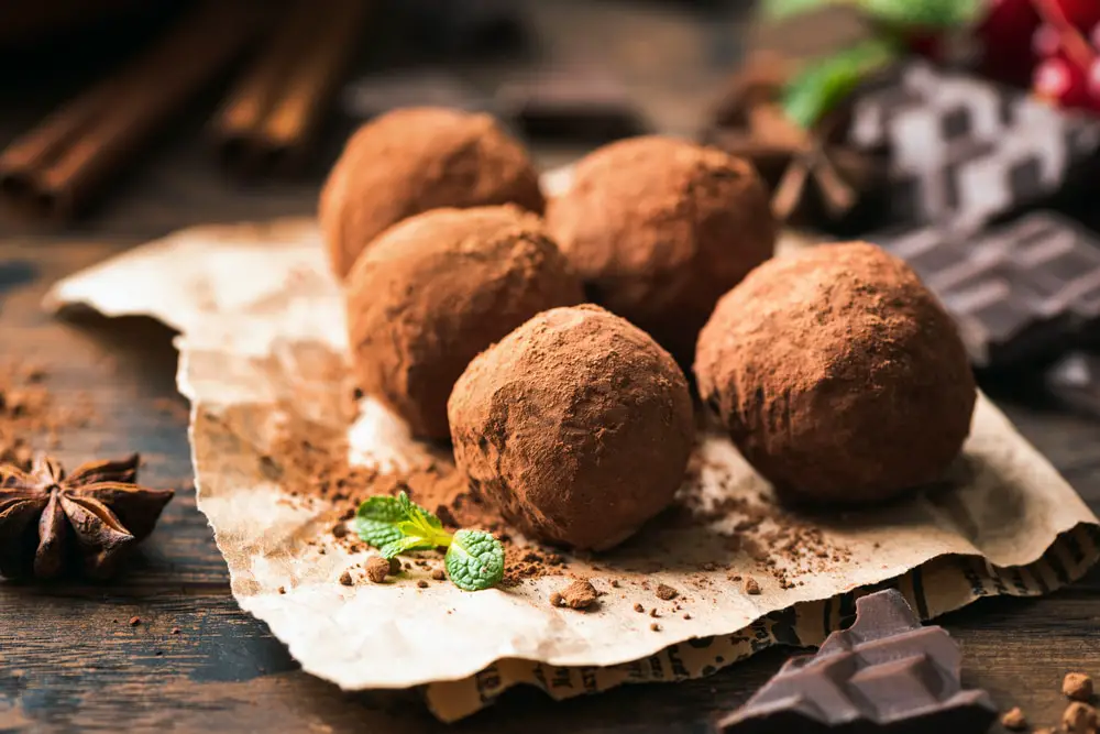 Trufas de Cacau Saborosas: Uma Explosão Intensa de Chocolate em Cada Mordida!