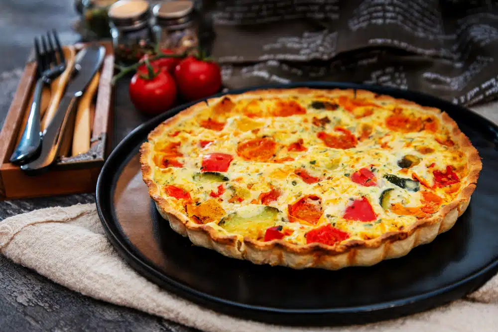 Torta de Legumes com Tomate Cereja, Pimentão Grelhado, Abobrinhas e Ovos Cremosos