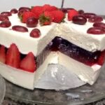 Torta Mousse de Leite Ninho com Gelatina de Morango Encantadora