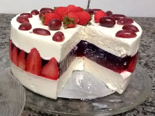 Torta Mousse de Leite Ninho com Gelatina de Morango Encantadora