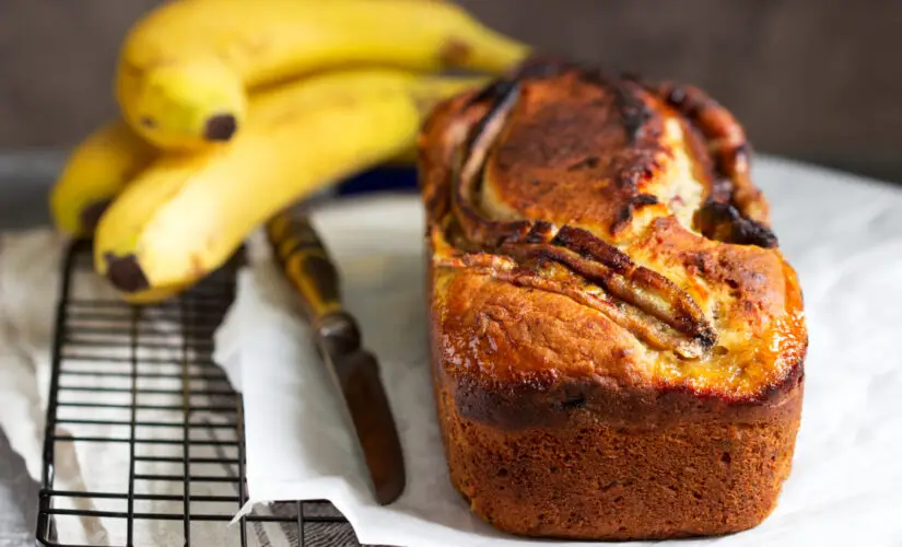 Esse Bolo de Banana Fit com Aveia é uma Receita Rápida e Saudável