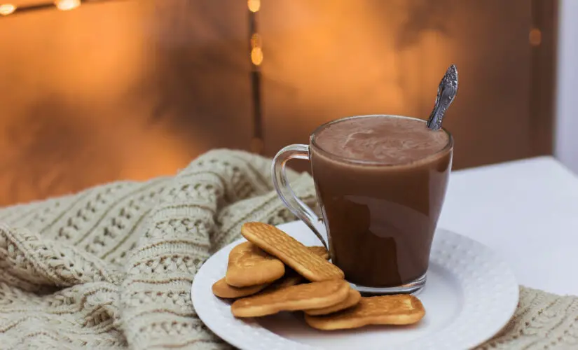 Receita de Chocolate Quente Cremoso com Poucos Ingredientes!