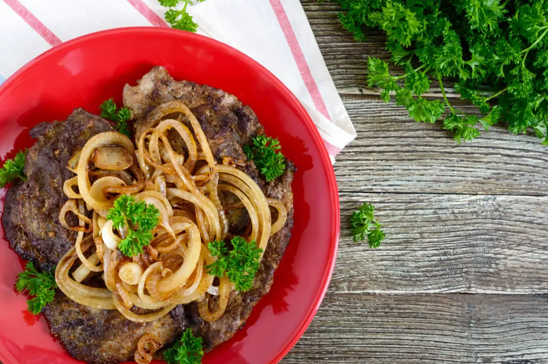 O Passo a Passo Definitivo para Fazer um Bife Acebolado Perfeito