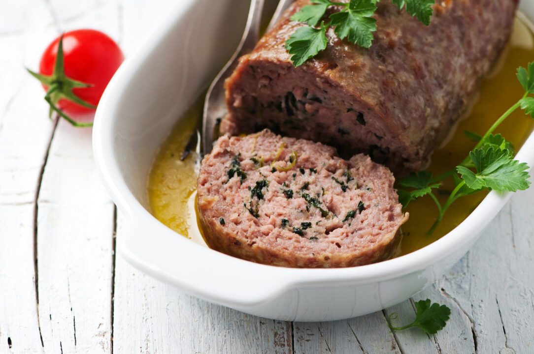 Receita de Rocambole de Carne Moída com Molho Especial