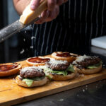 Hambúrguer Caseiro Fácil com Carne Moída e Queijo!