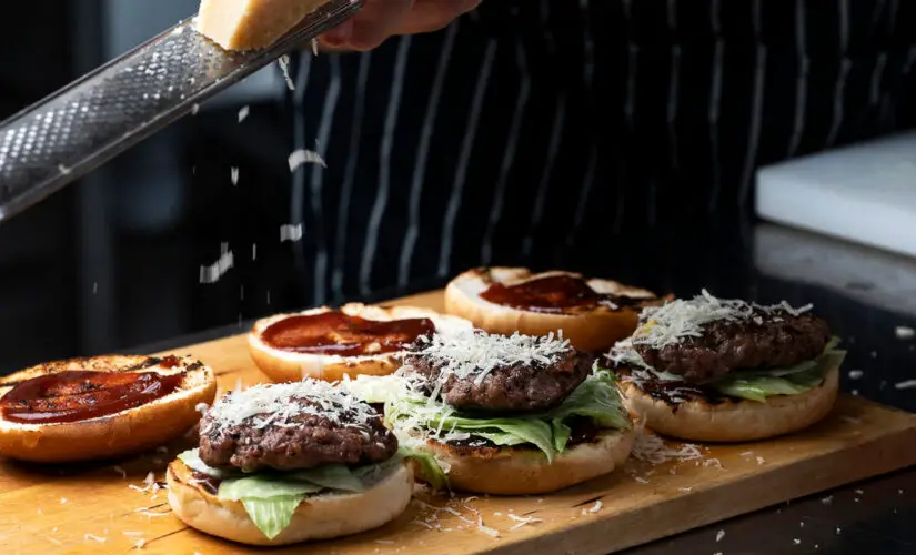 Hambúrguer Caseiro Fácil com Carne Moída e Queijo!